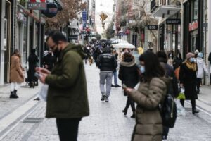 Ανοιχτά ήταν τα καταστήματα στην Αθήνα καθώς είναι η πρώτη μέρα εφαρμογής του μέτρου click in shop υπό το βλέμμα ισχυρών αστυνομικών δυνάμεων, 18 Ιανουαρίου 2021.